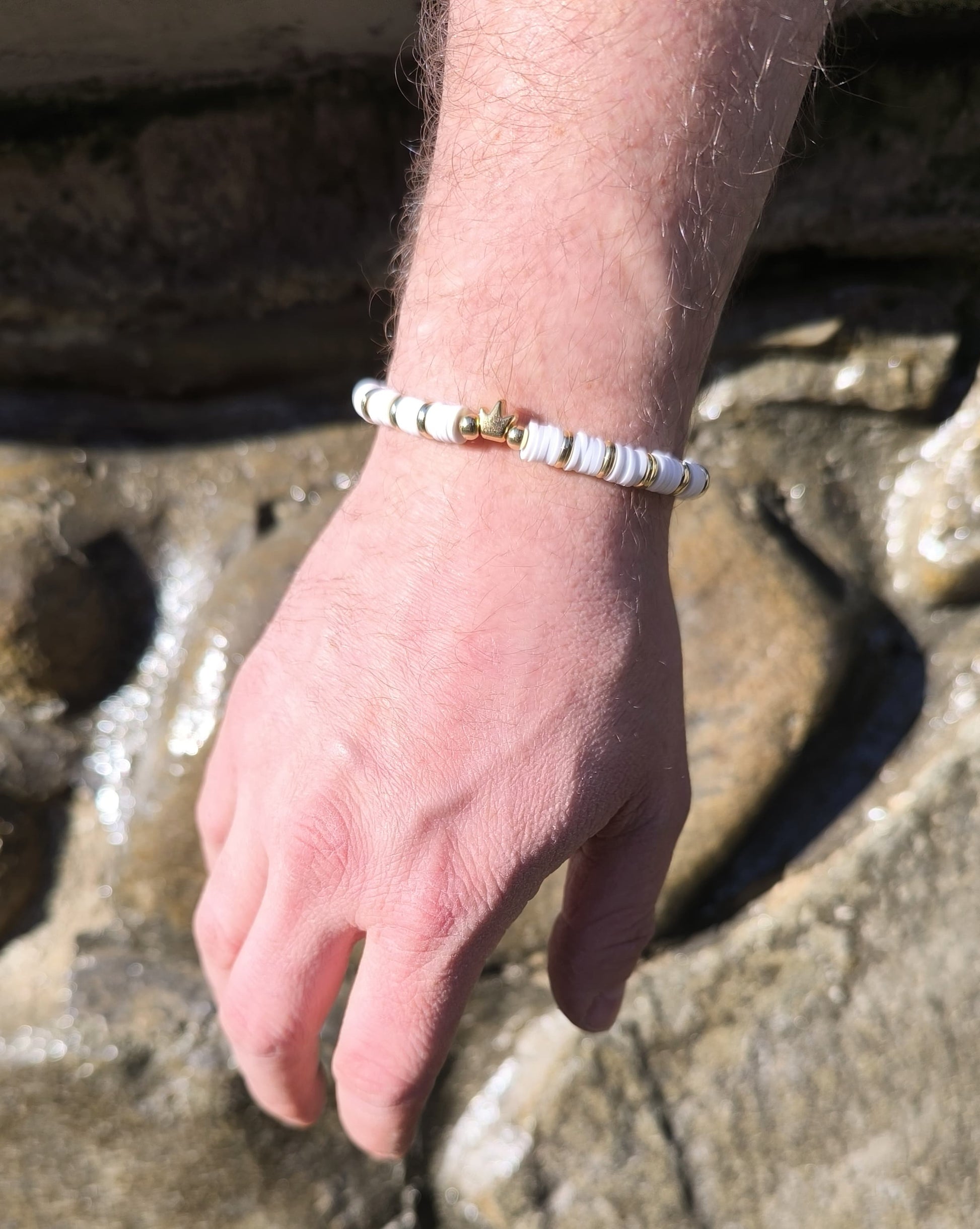 Bratara reglabila barbati White Crown alb si auriu cu coroana