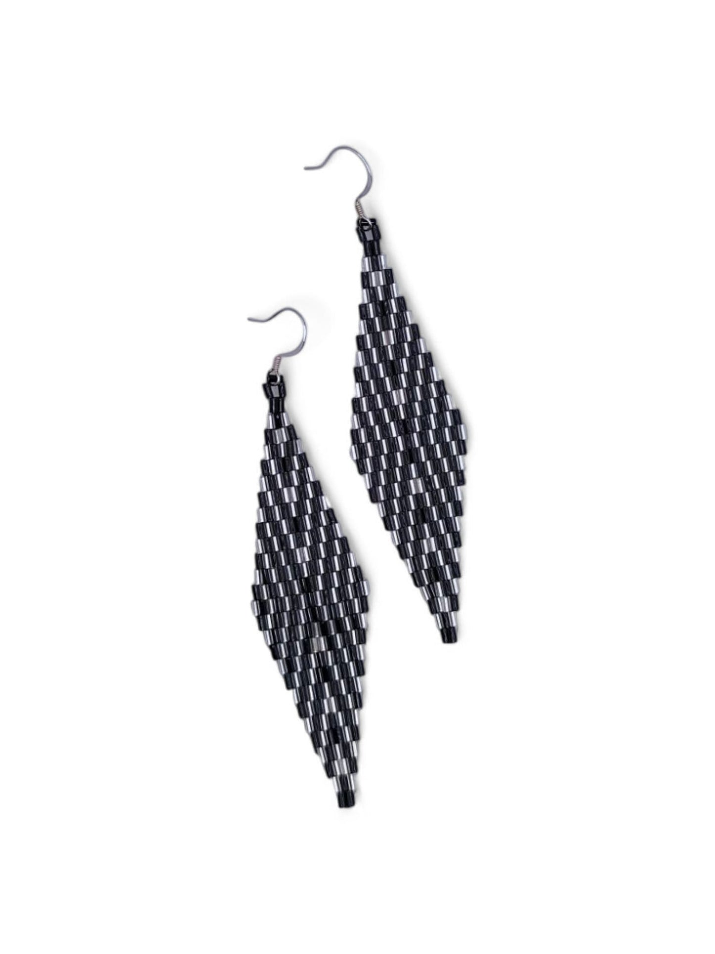 Cercei triunghi Frosted Lines negru si arginiu