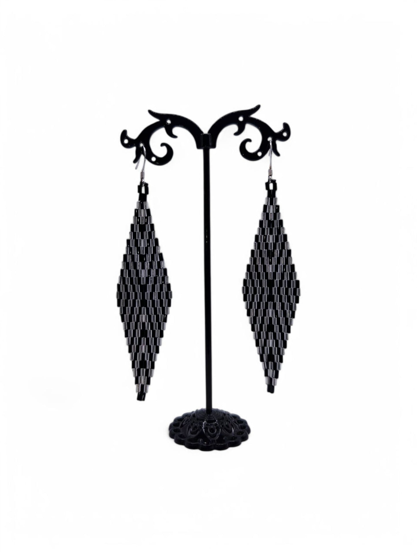 Cercei triunghi Frosted Lines negru si arginiu