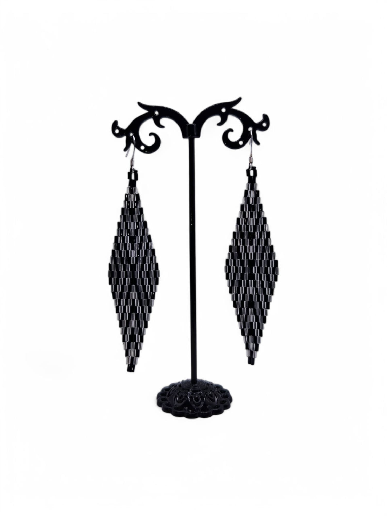 Cercei triunghi Frosted Lines negru si arginiu