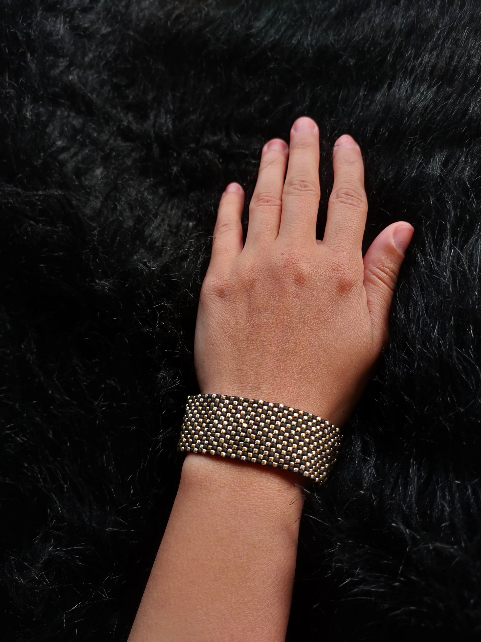 Bratara tesuta handmade Black Starlight negru si auriu