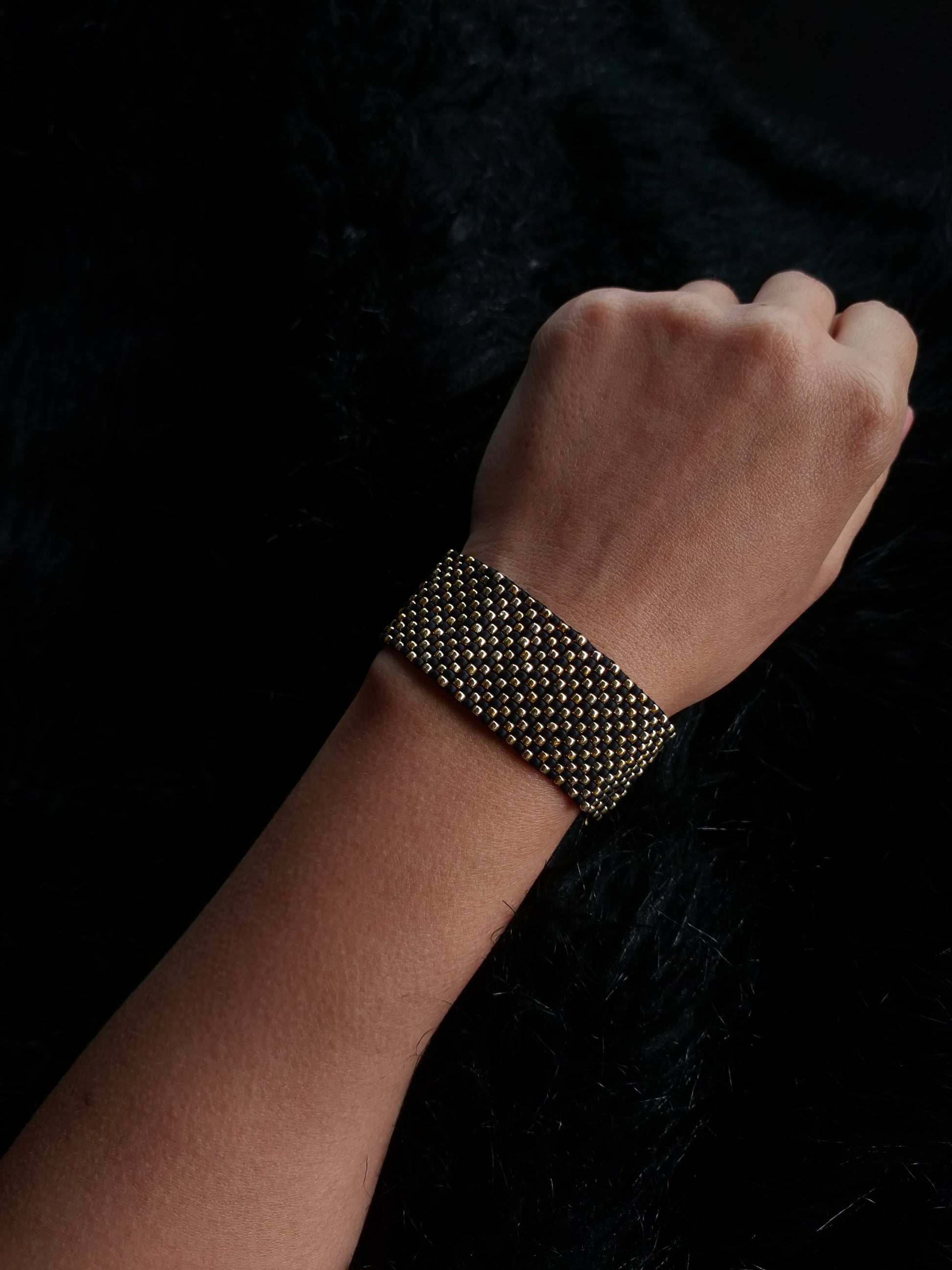 Bratara tesuta handmade Black Starlight negru si auriu