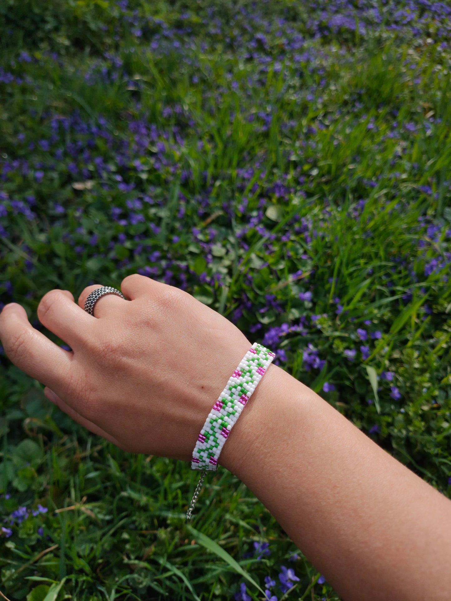 Bratara tesuta handmade Mauve Flowers alb cu flori mov