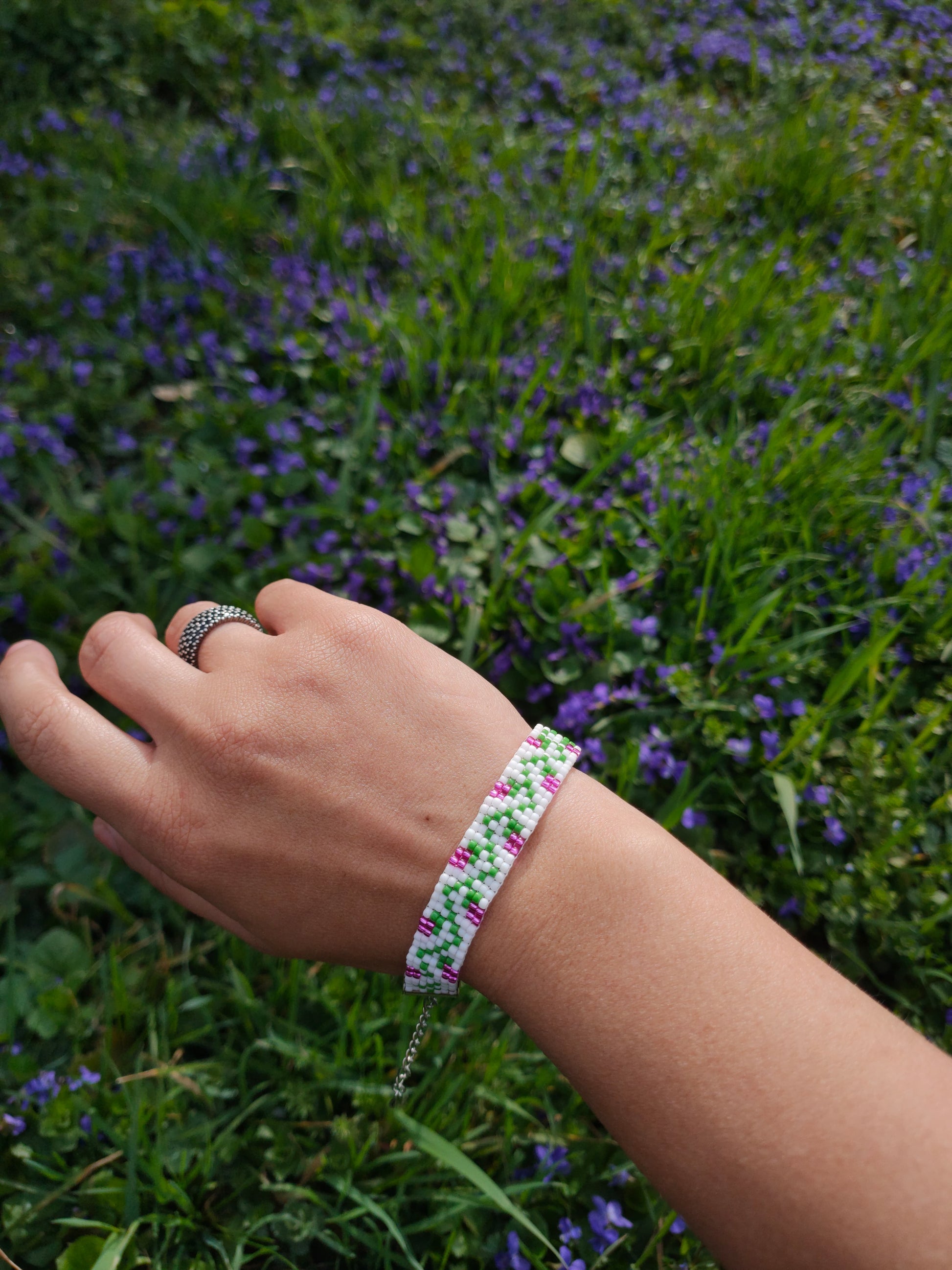 Bratara tesuta handmade Mauve Flowers alb cu flori mov