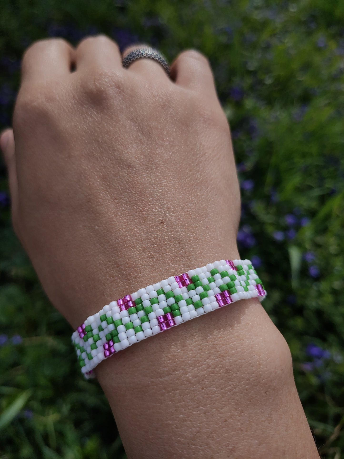 Bratara tesuta handmade Mauve Flowers alb cu flori mov