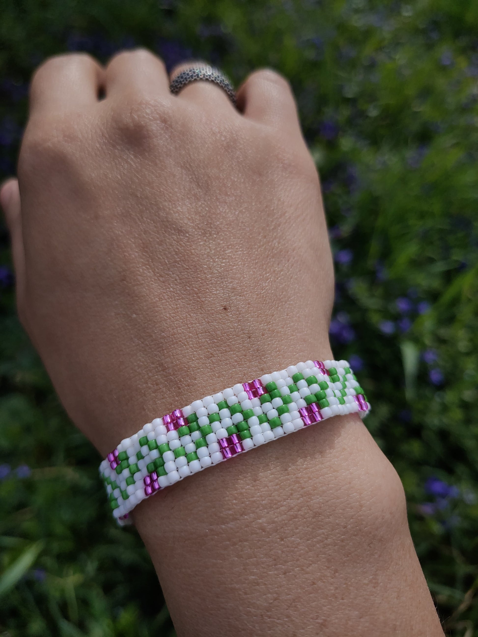 Bratara tesuta handmade Mauve Flowers alb cu flori mov