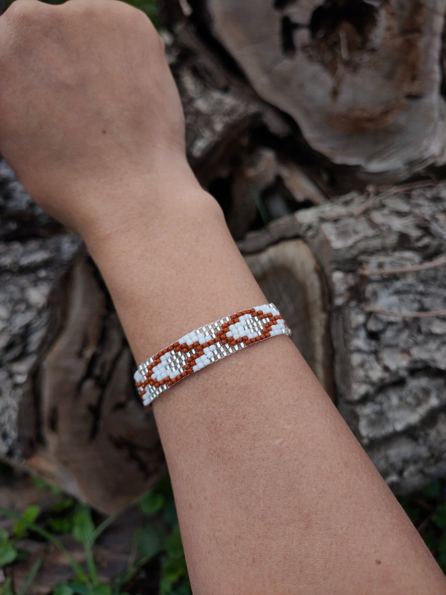 Bratara tesuta handmade Terra Cotta maro alb si argintiu