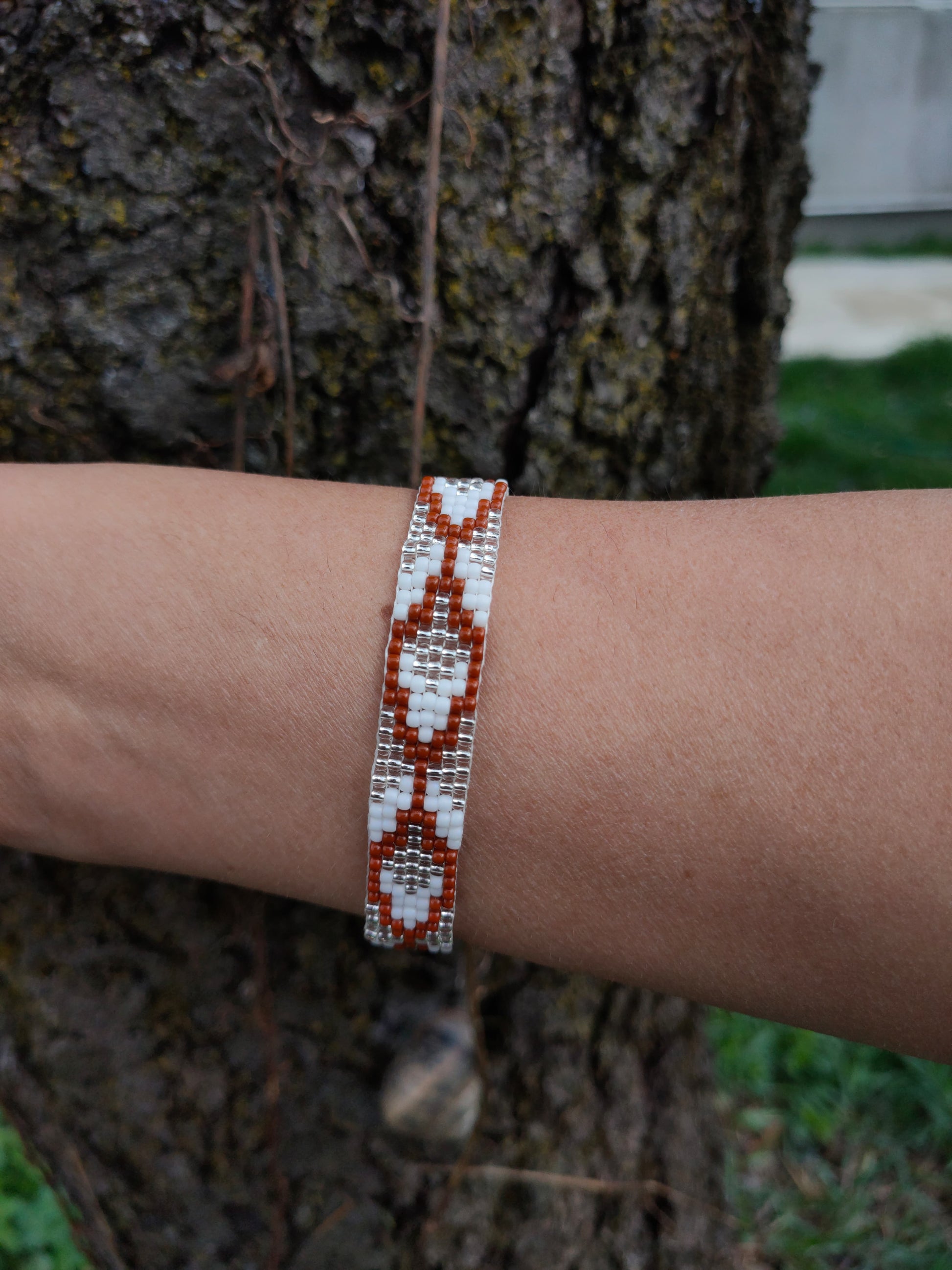 Bratara tesuta handmade Terra Cotta maro alb si argintiu