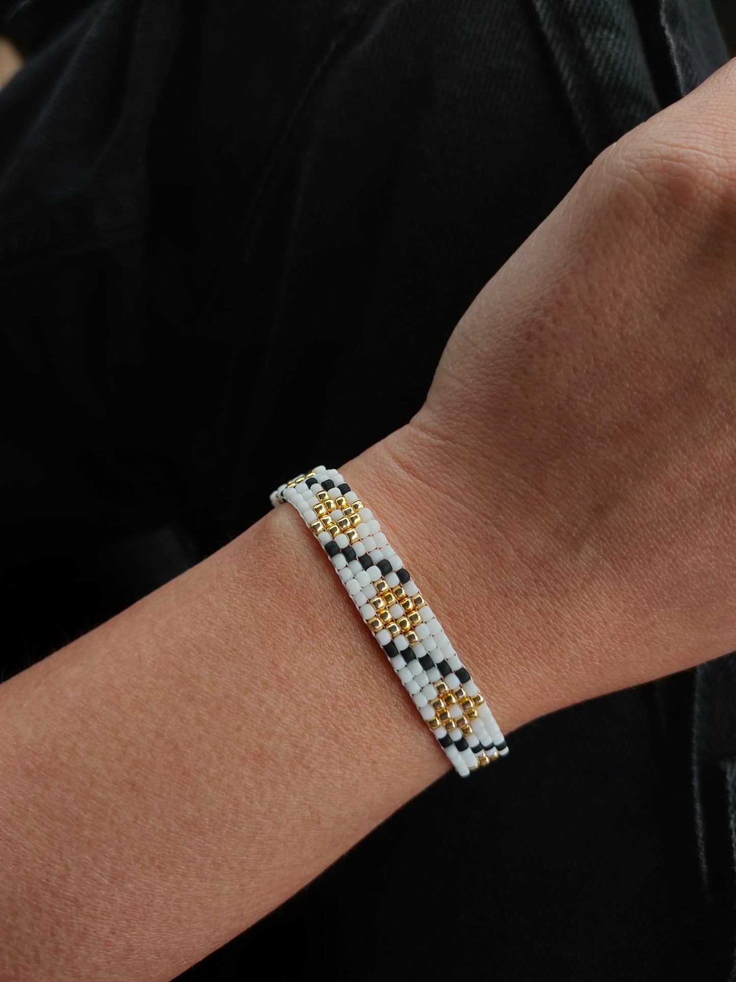 Bratara tesuta handmade Frosted Gold negru auriu si alb