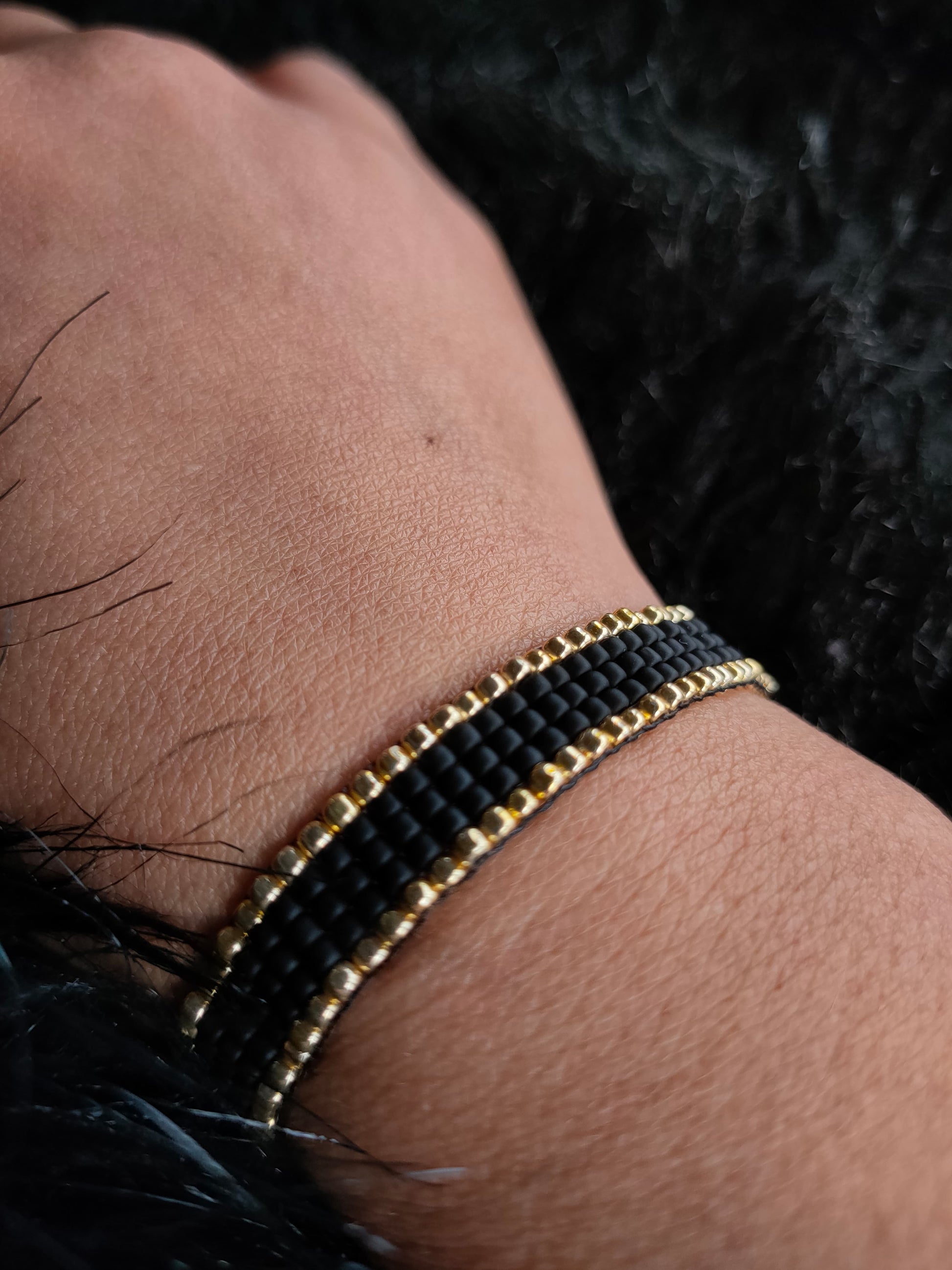 Bratara tesuta handmade Frosted Black negru si auriu