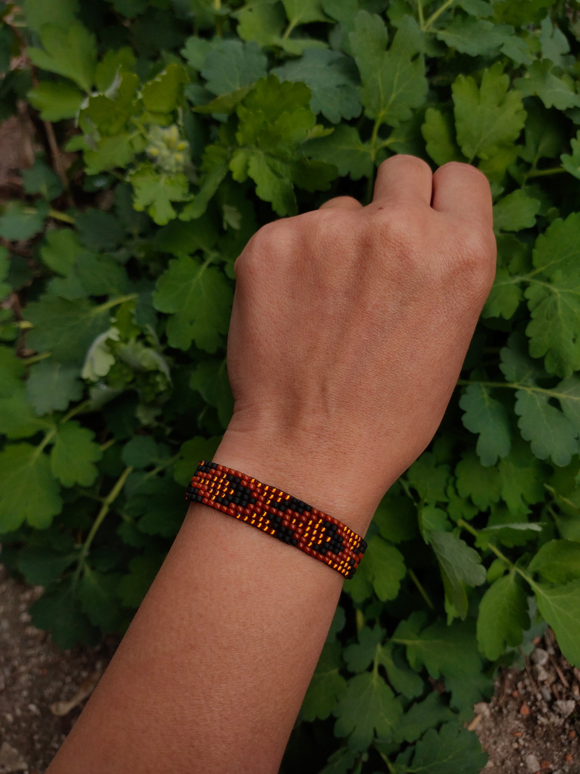 Bratara tesuta handmade Golden Feather maro auriu si negru