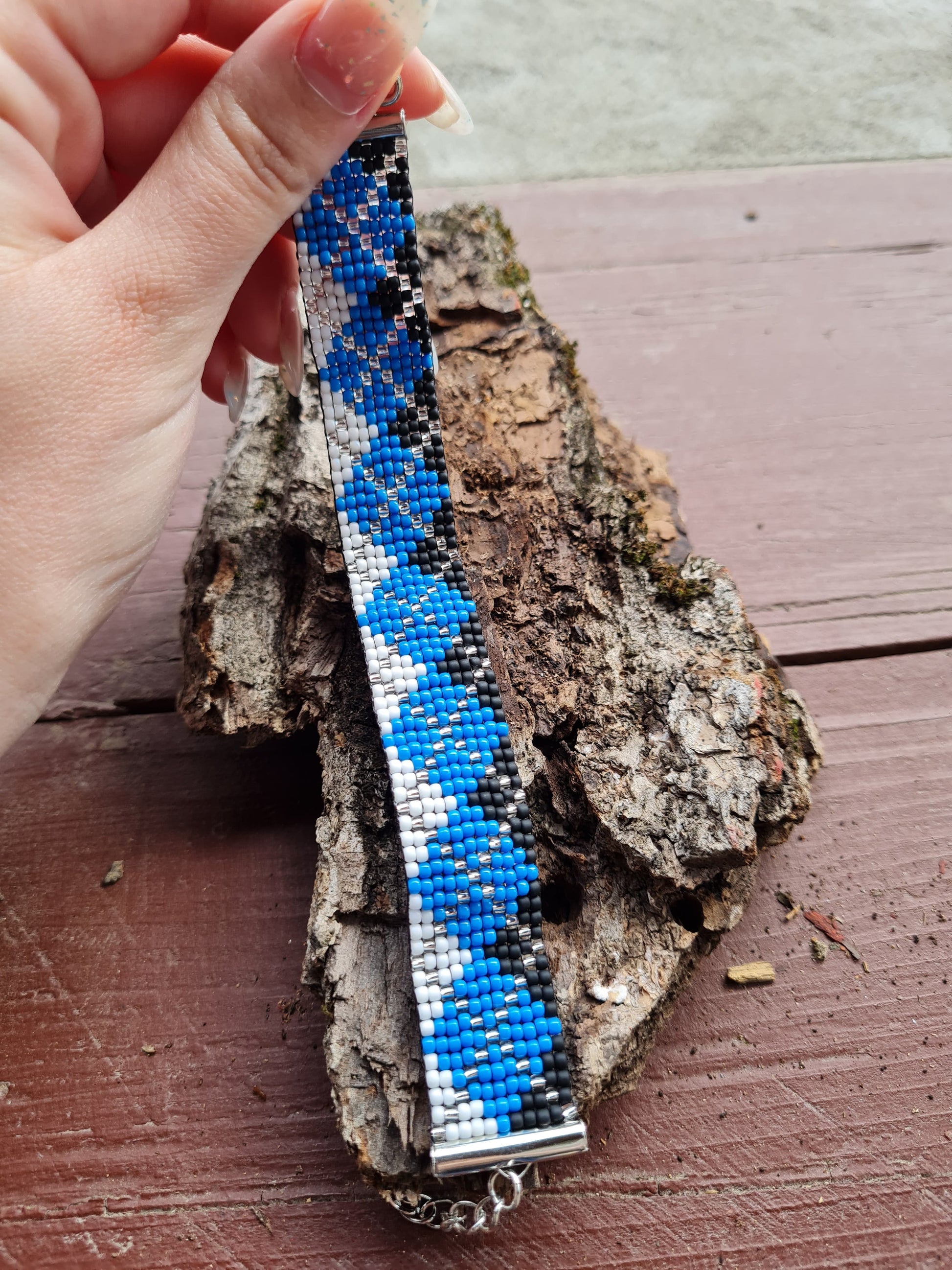 Bratara tesuta handmade Frosted Blue negru, albastru, argintiu si alb