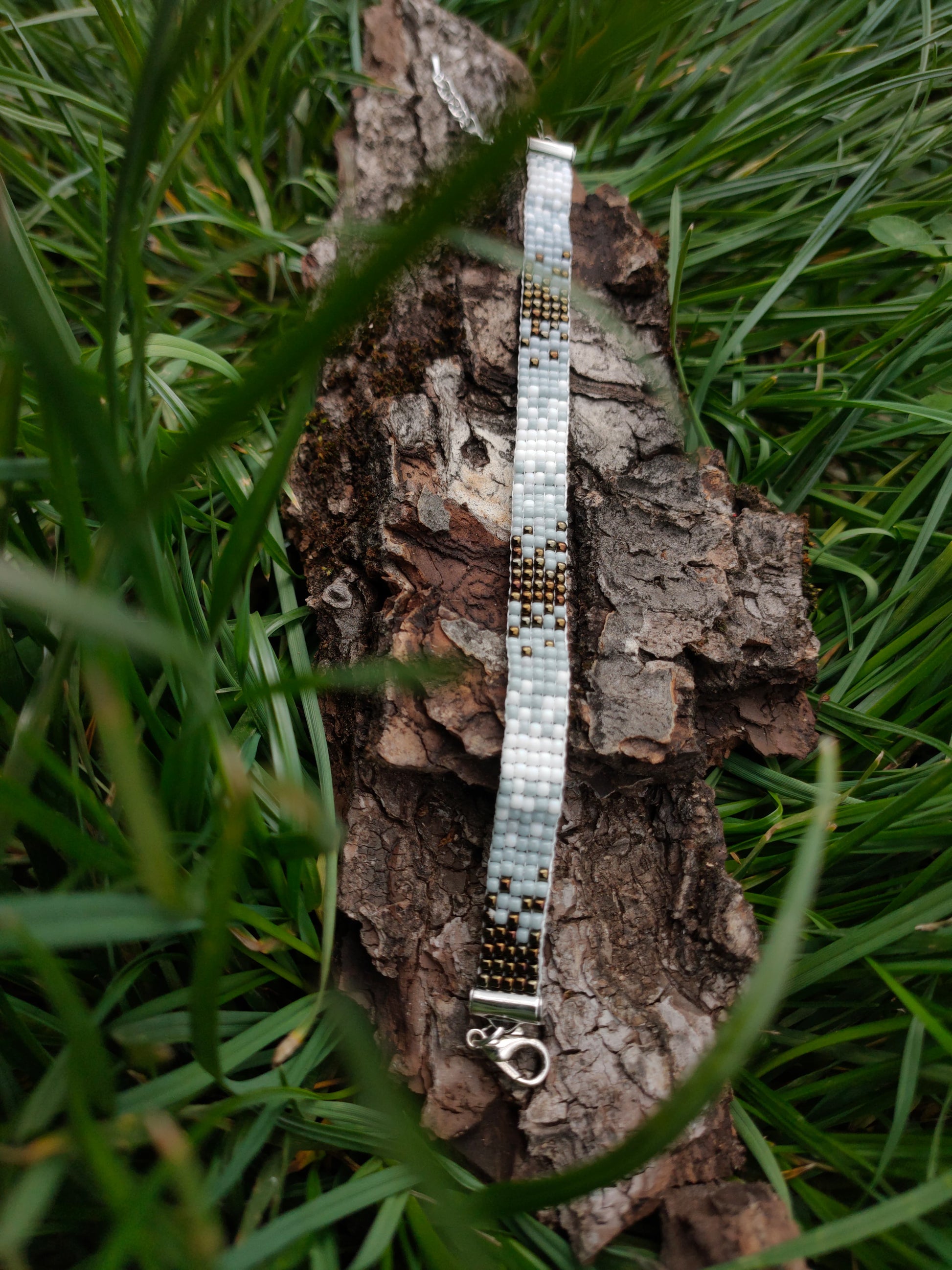 Bratara tesuta handmade Brown Iris maro gri si alb