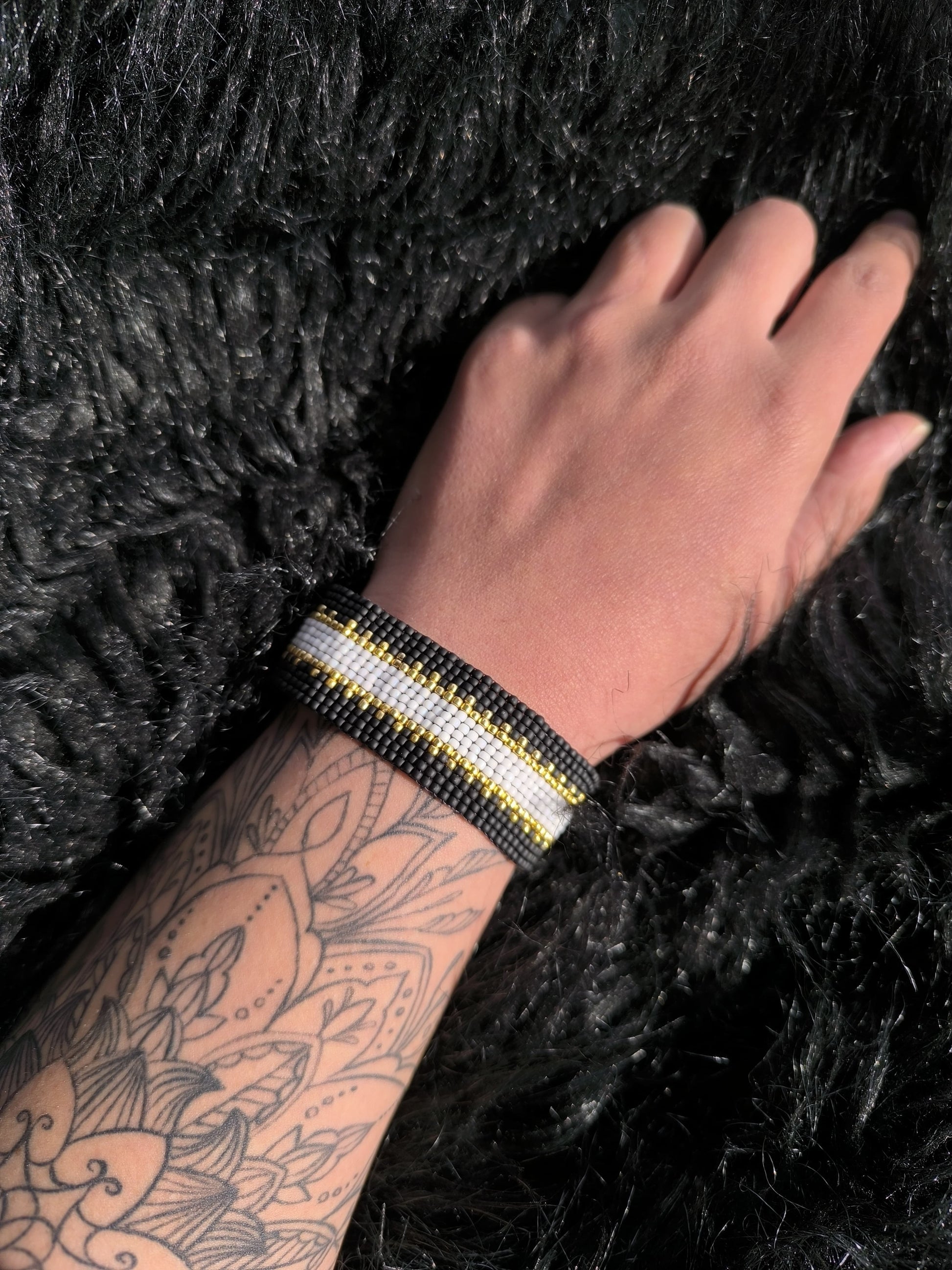 Bratara tesuta handmade Frosted Starlight negru alb si auriu