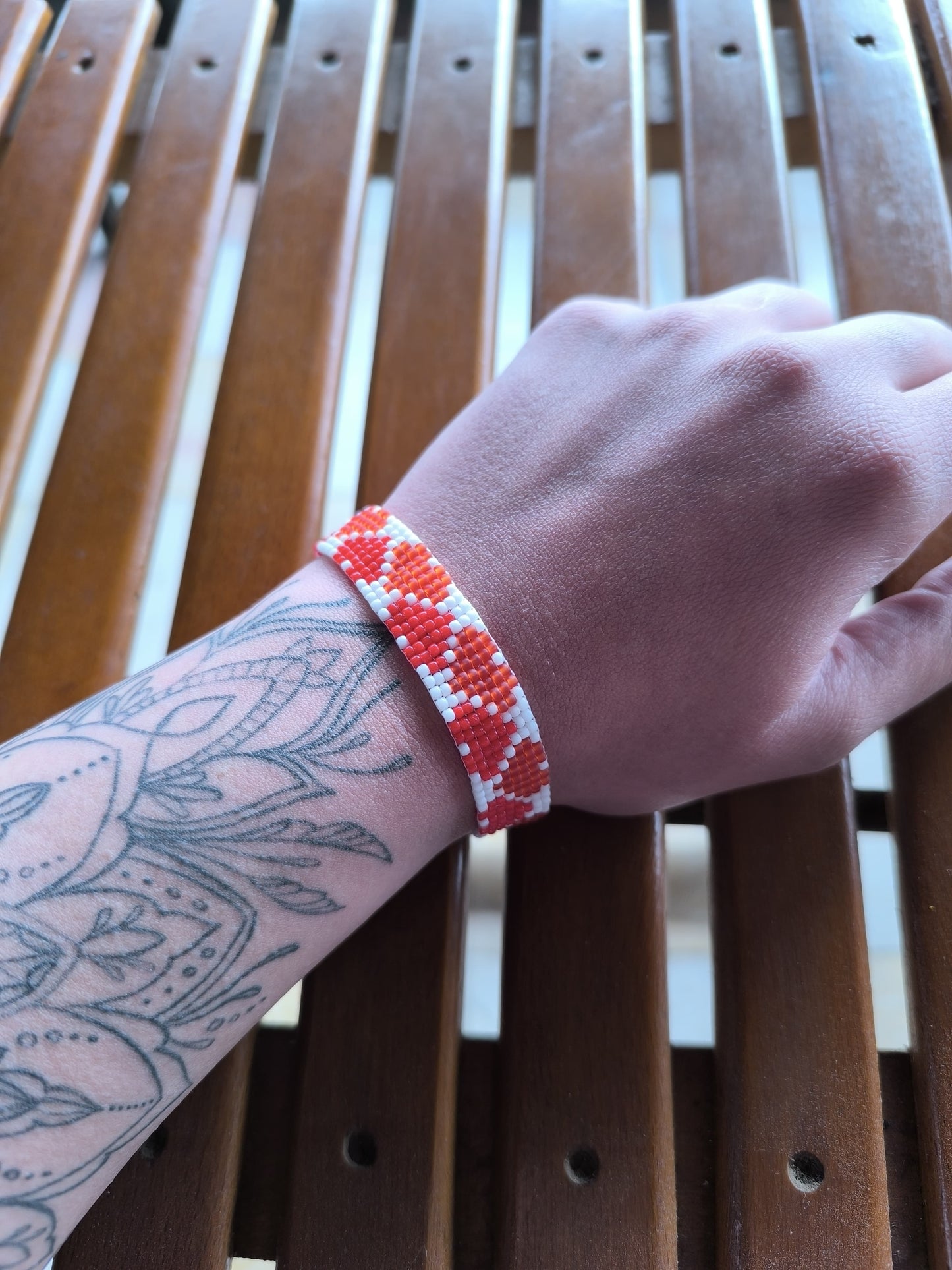 Bratara tesuta handmade Little Hearts alb cu inimi rosii