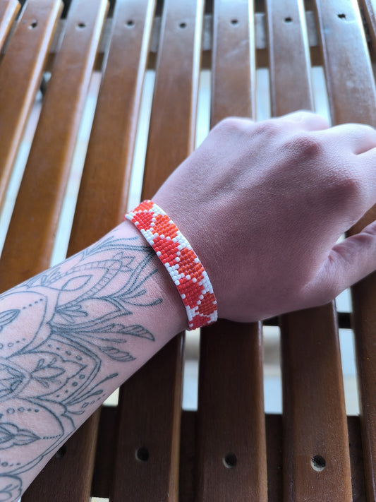 Bratara tesuta handmade Little Hearts alb cu inimi rosii