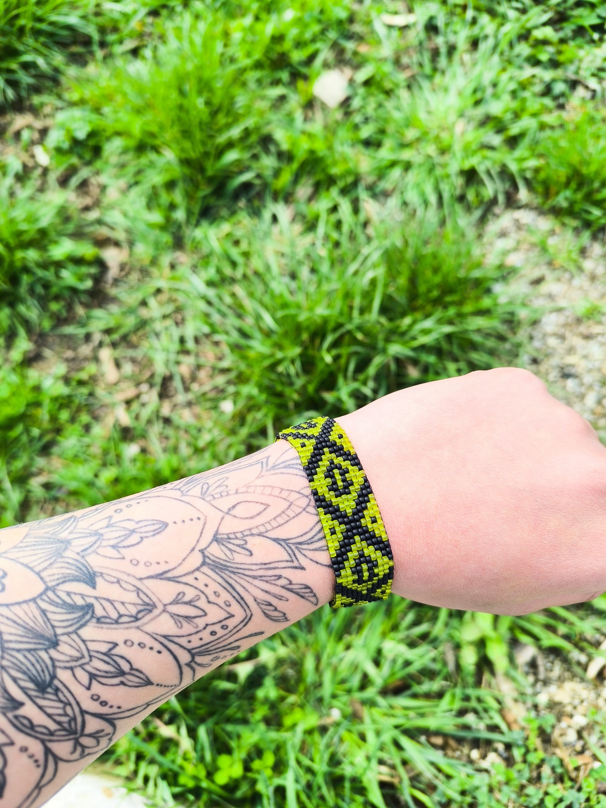 Bratara tesuta handmade Frosted Lime negru si verde