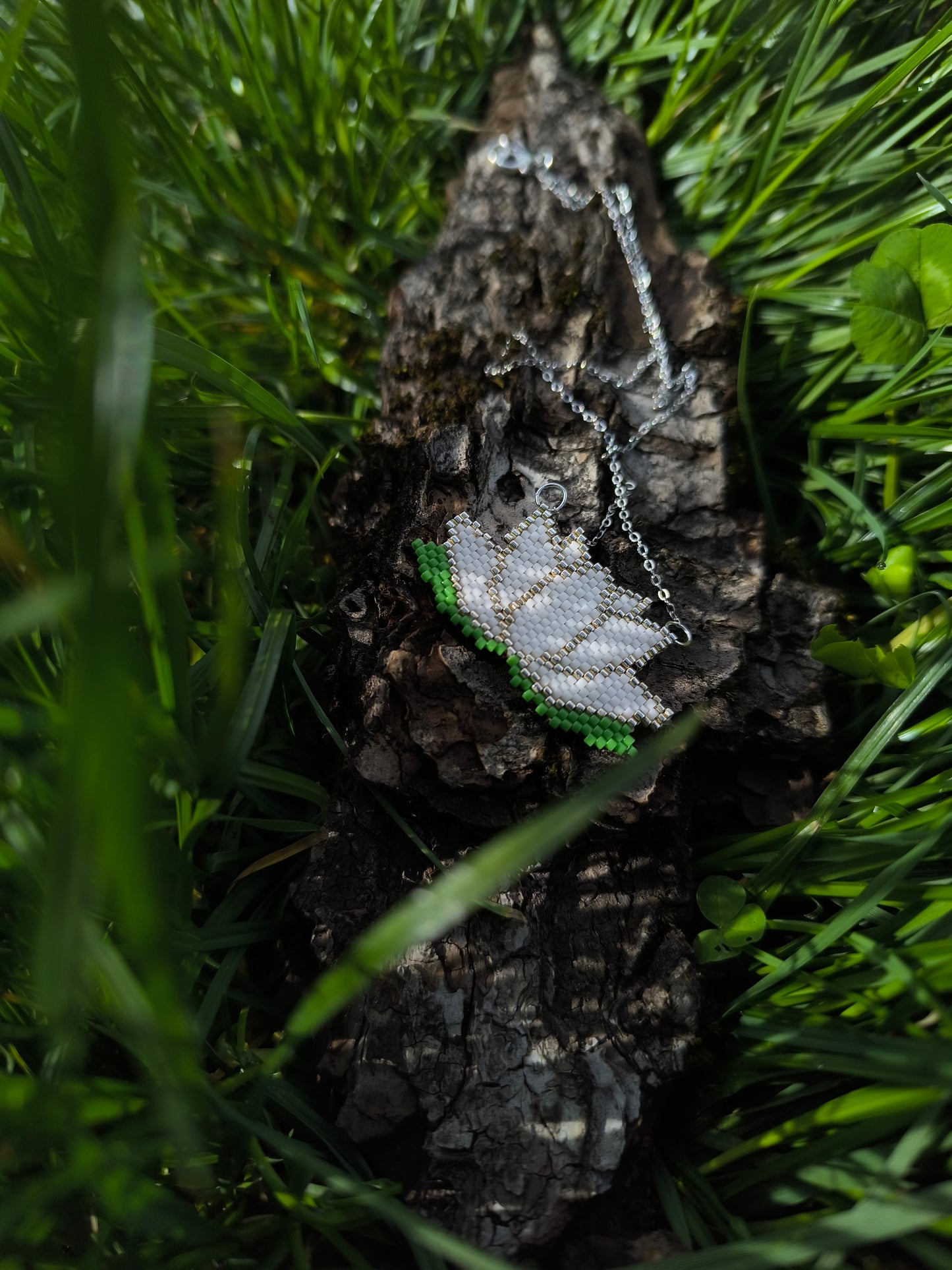 Colier cu pandantiv floare de lotus alb