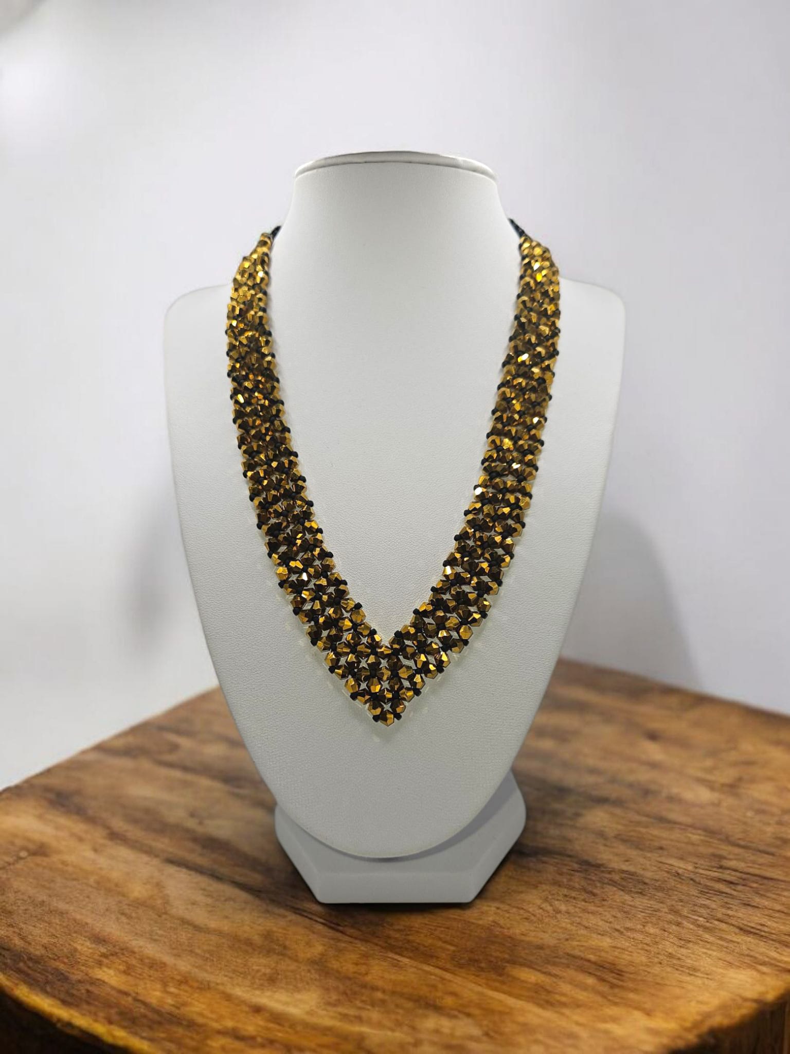 Colier handmade Frosted Gold auriu si negru