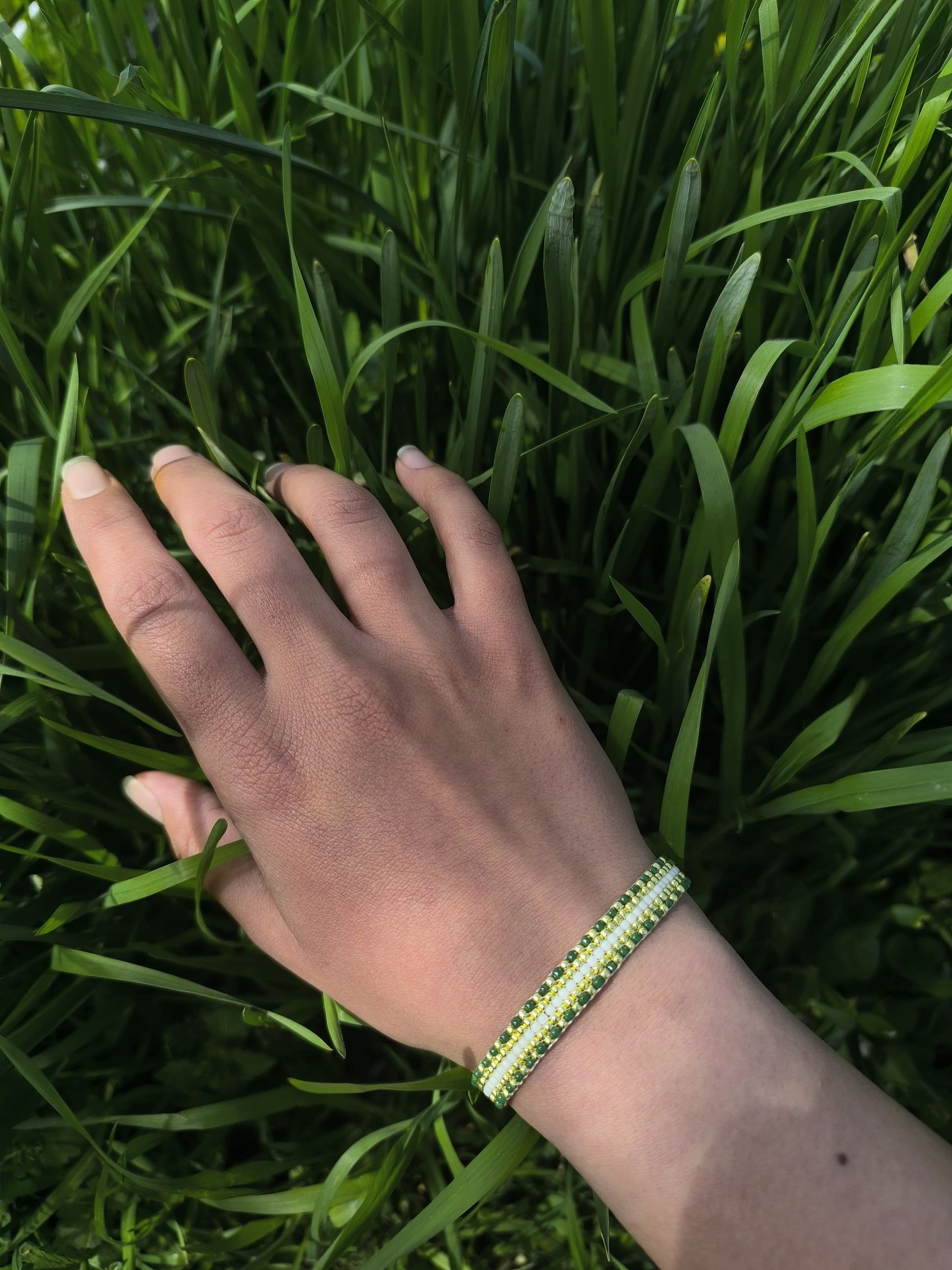 Bratara handmade tesuta Pine Green verde auriu si alb