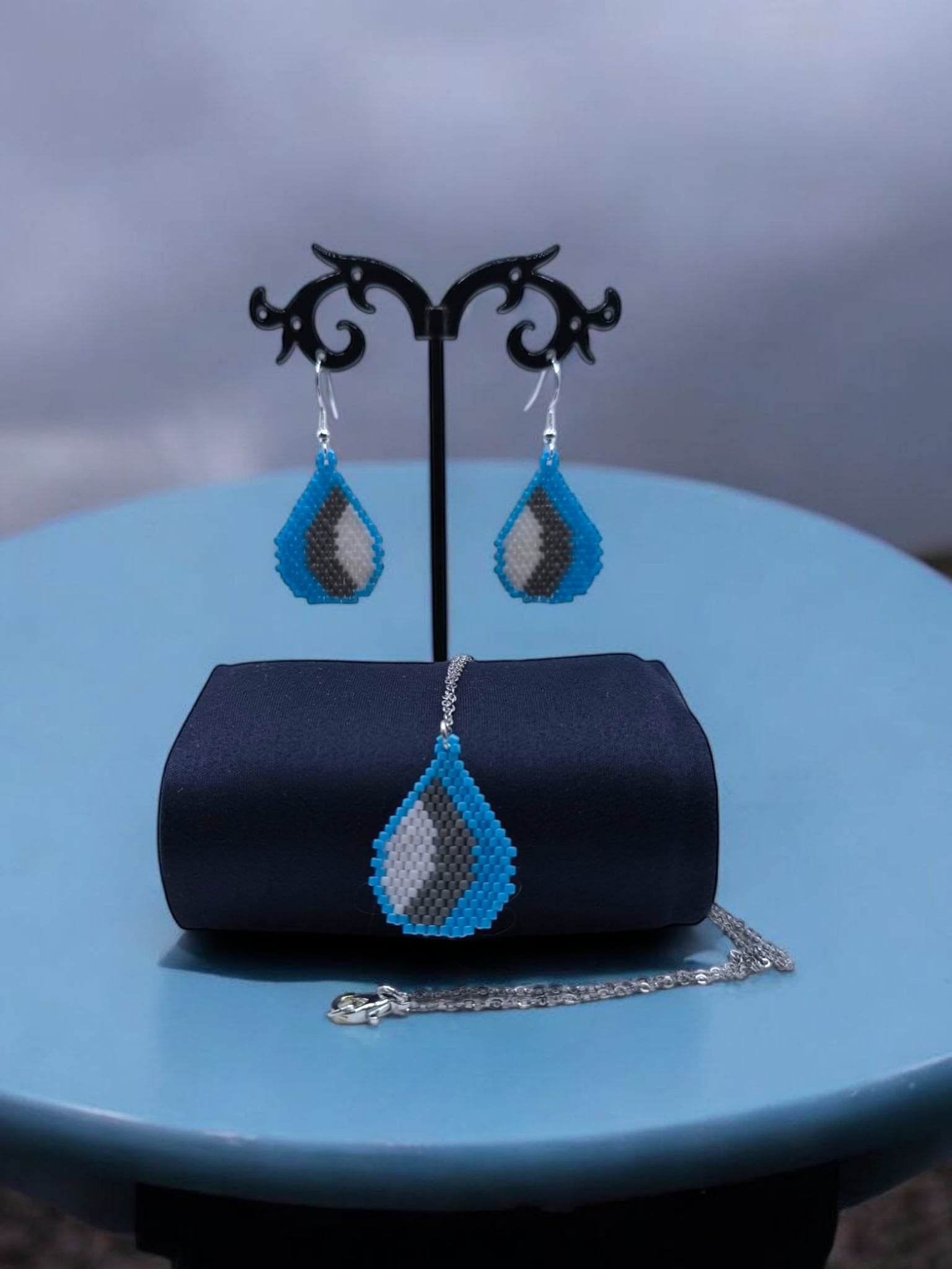 Set bijuterii handmade Teardrop cercei si colier albastru