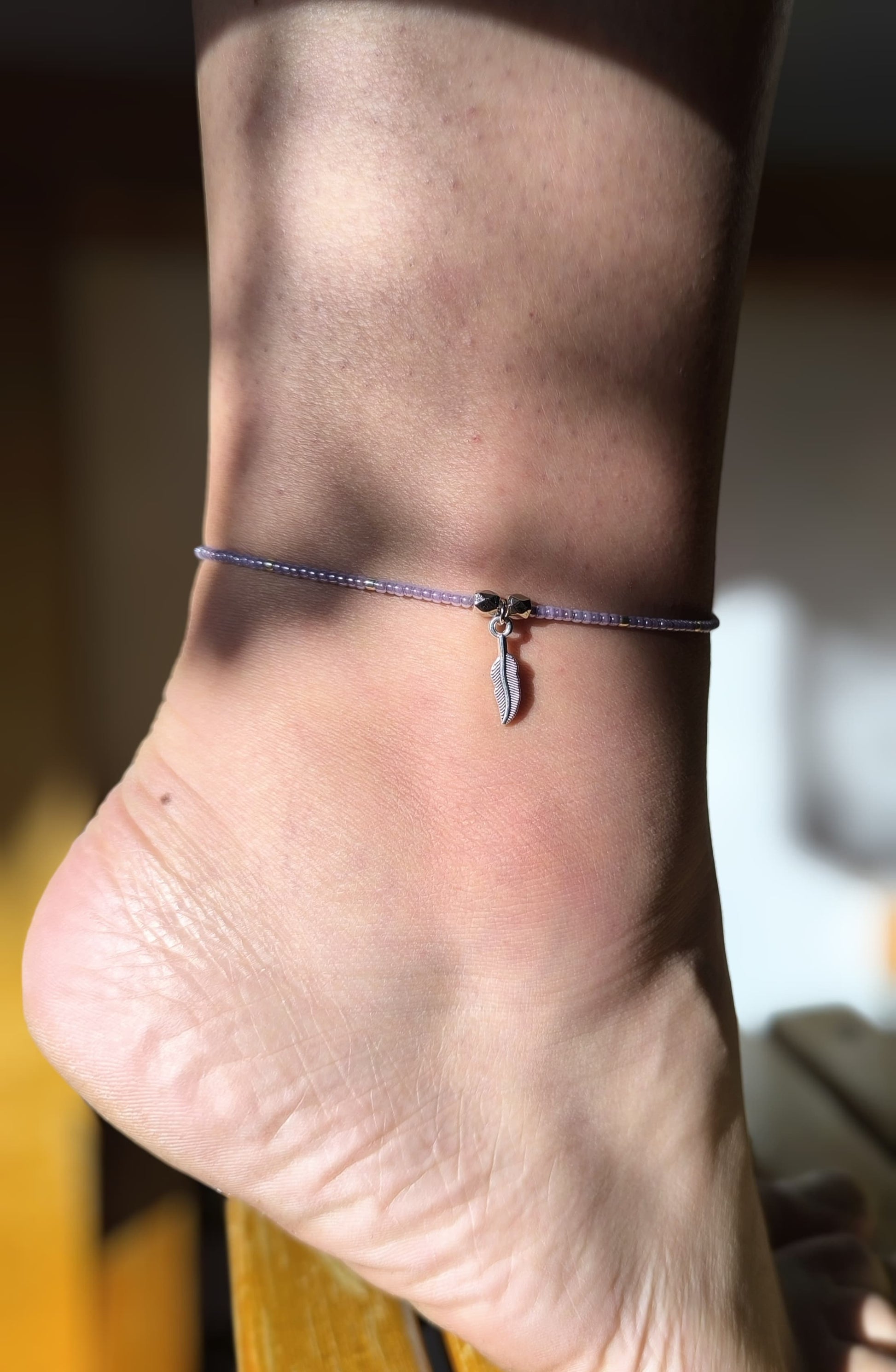 Bratara de picior reglabila cu Toho lila si argintiu, charm pana – snur alb