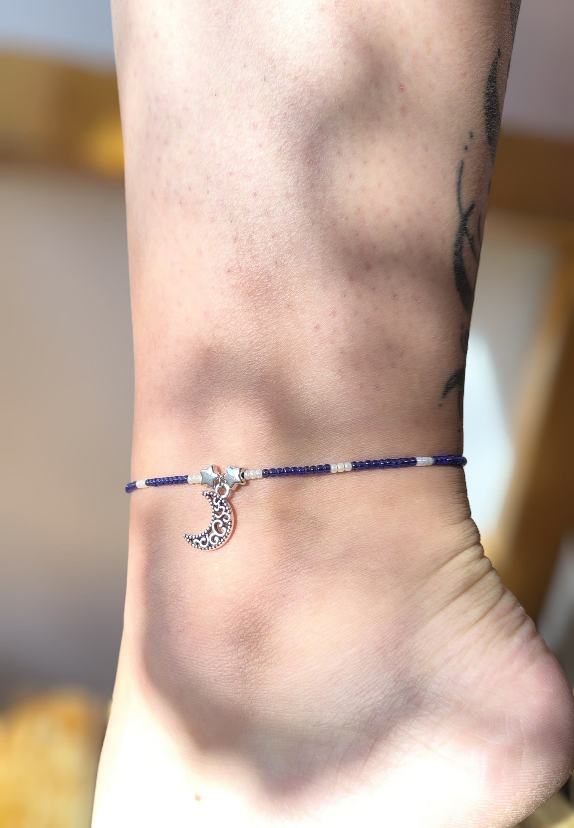 Bratara de picior reglabila cu Toho albastru si alb, charm semiluna – snur negru