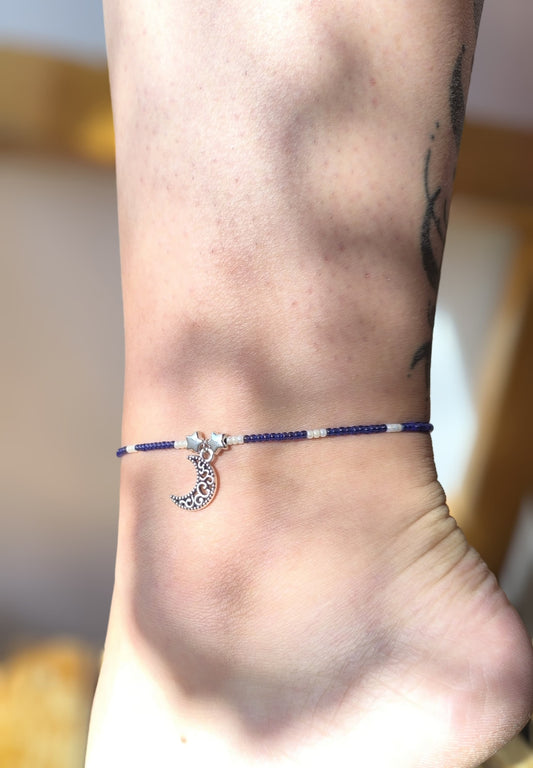 Bratara de picior reglabila cu Toho albastru si alb, charm semiluna – snur negru