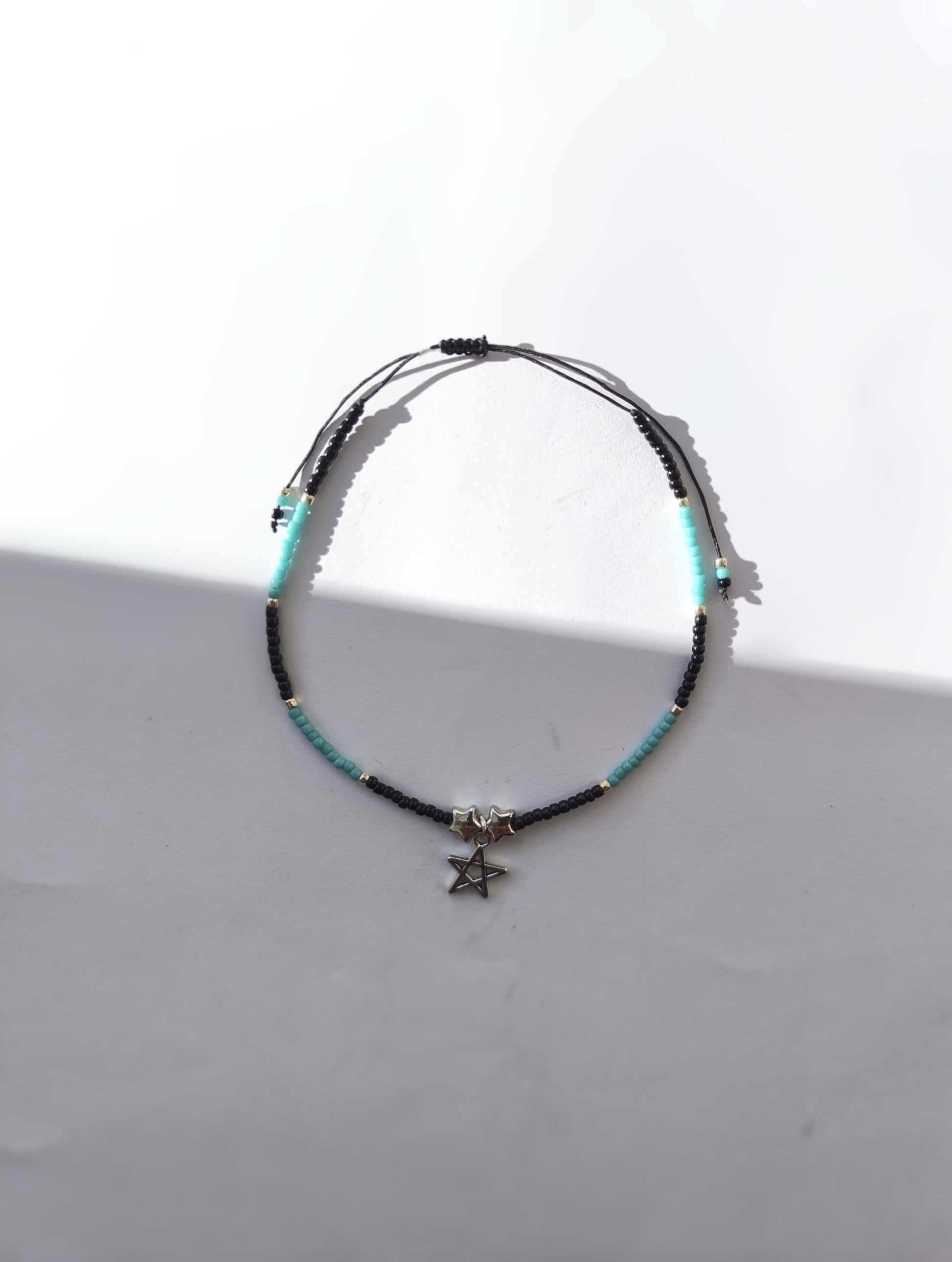 Bratara de picior reglabila cu Toho albastru, negru si argintiu, charm stea – snur negru