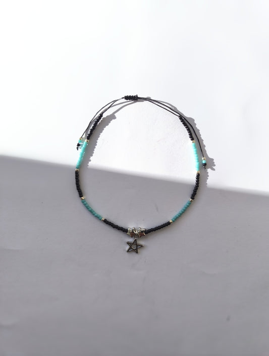 Bratara de picior reglabila cu Toho albastru, negru si argintiu, charm stea – snur negru