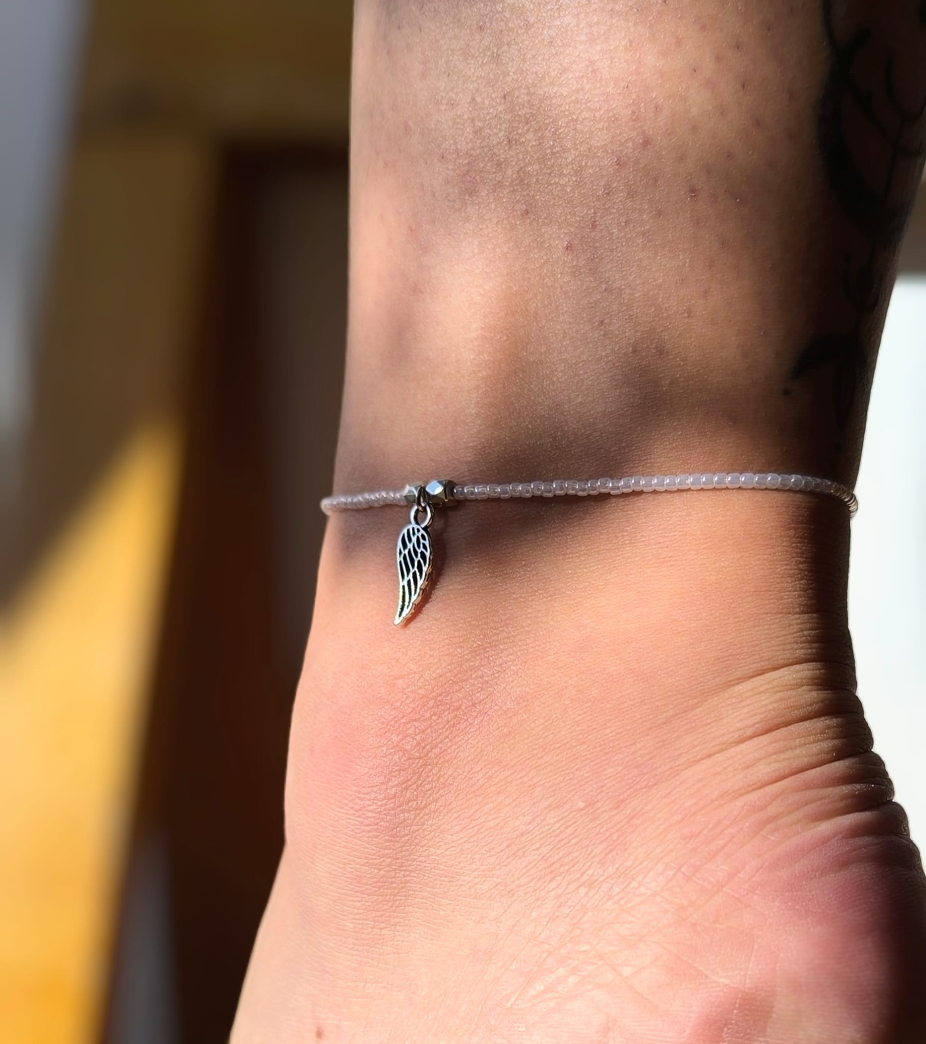 Bratara de picior reglabila cu Toho alb si charm aripa – snur alb