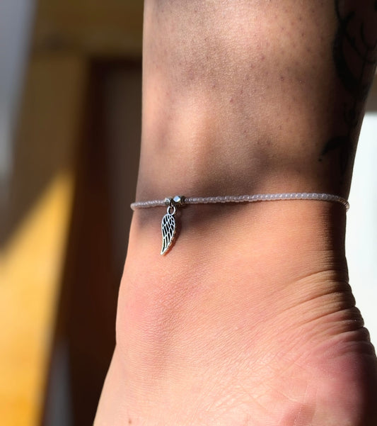 Bratara de picior reglabila cu Toho alb si charm aripa – snur alb