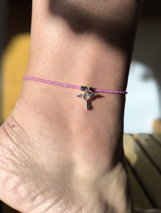 Bratara de picior reglabila cu Toho roz si charm cheie cu aripi – snur alb