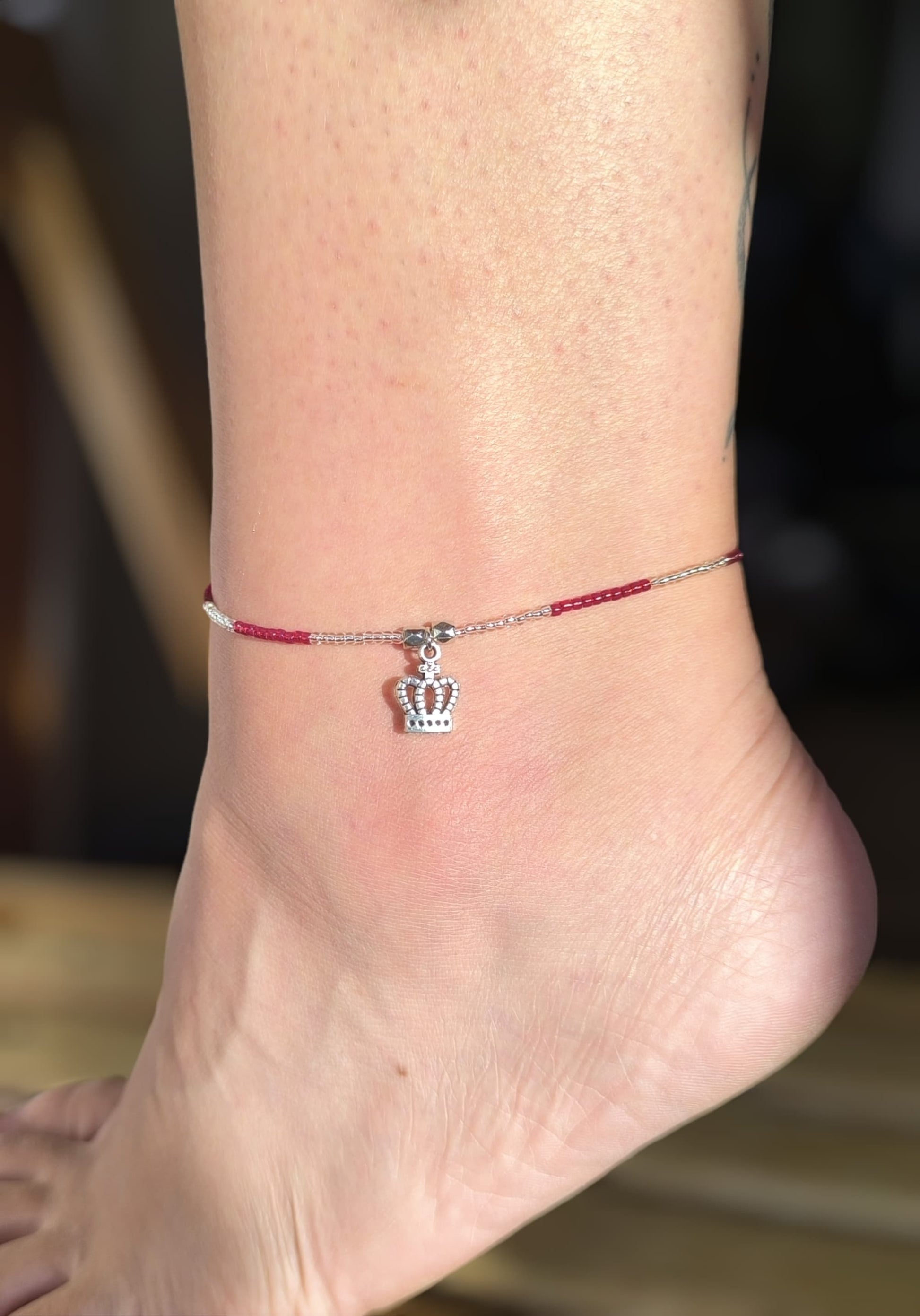 Bratara de picior reglabila cu Toho rosu si argintiu, charm coroana – snur alb