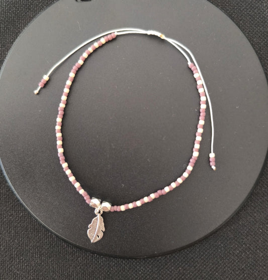 Bratara de picior reglabila cu Toho crem si lila, charm pana – snur alb