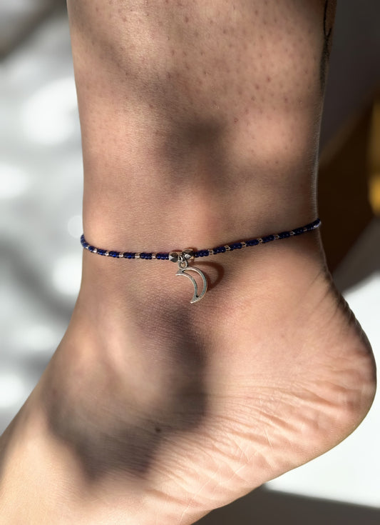 Bratara de picior reglabila cu Toho albastru si argintiu, charm semiluna – snur negru