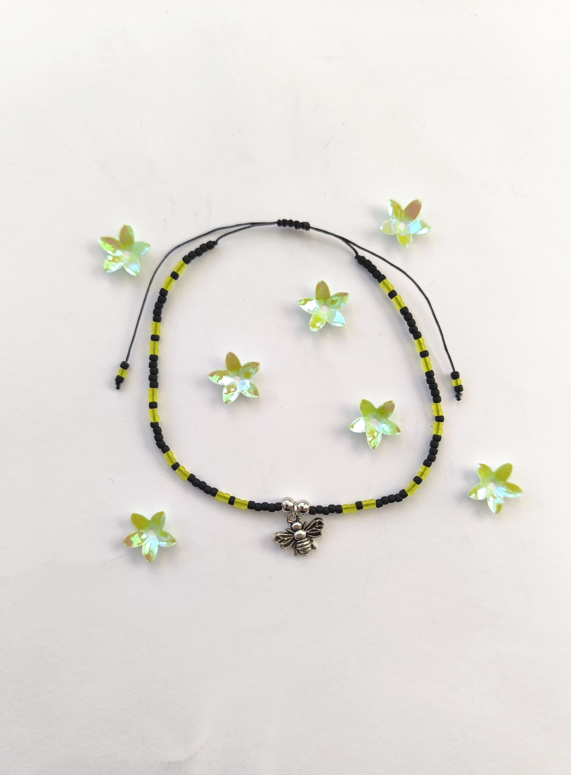 Bratara de picior reglabila cu Toho negru si galben, charm albinuta – snur negru