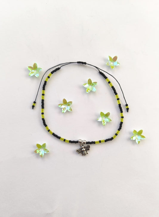 Bratara de picior reglabila cu Toho negru si galben, charm albinuta – snur negru