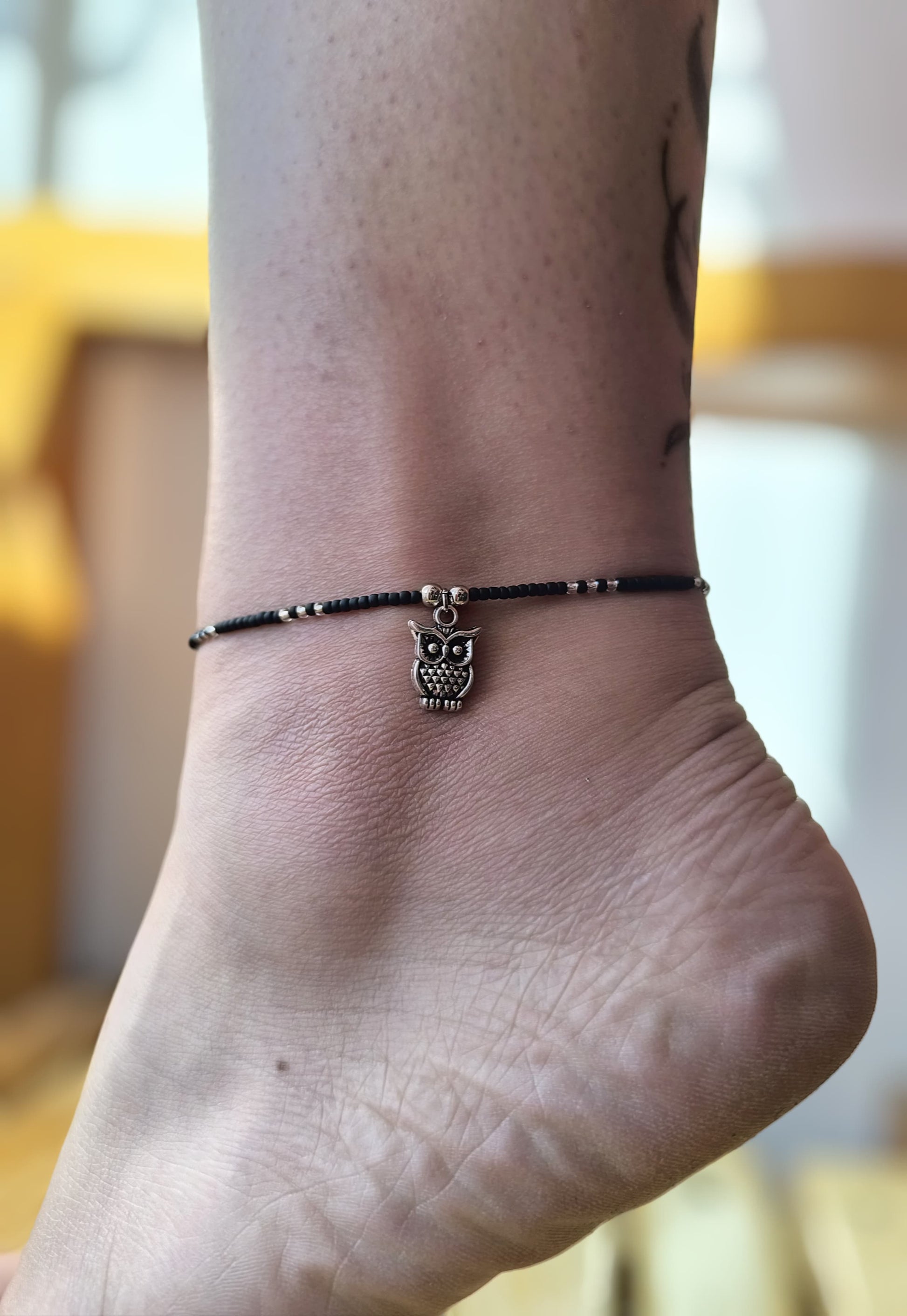 Bratara de picior reglabila cu Toho negru si argintiu, charm bufnita – snur negru