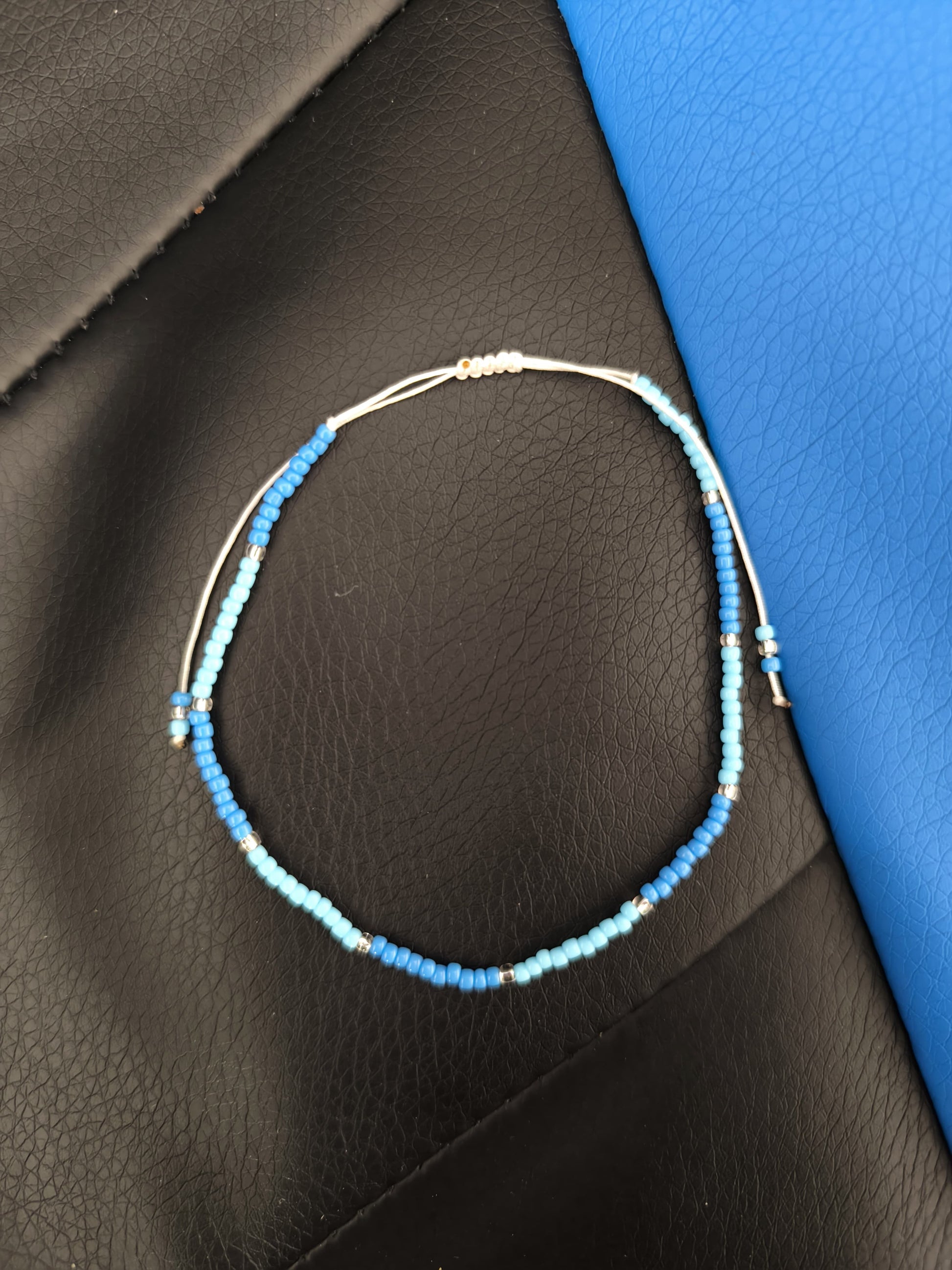 Bratara de picior reglabila cu Toho albastru si argintiu – snur alb