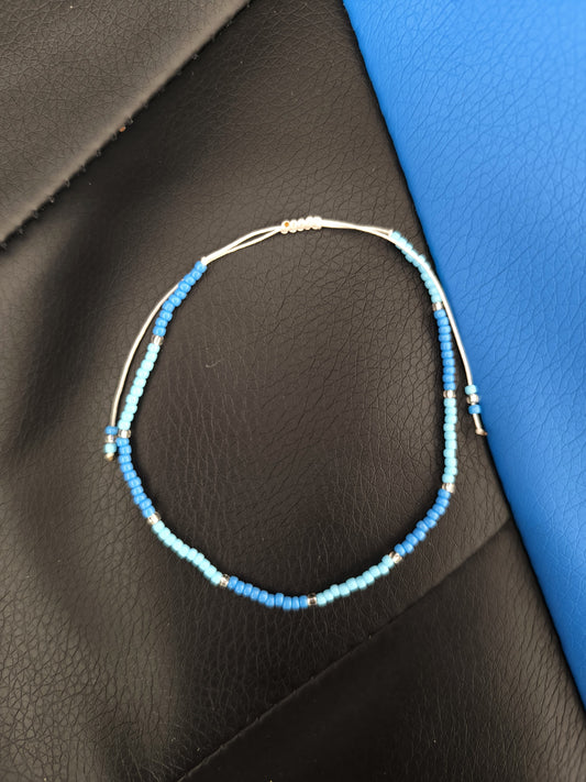 Bratara de picior reglabila cu Toho albastru si argintiu – snur alb