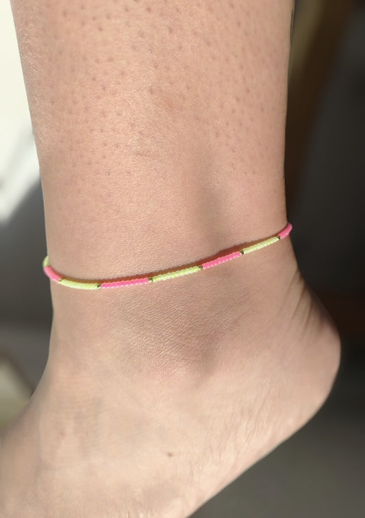 Bratara de picior reglabila cu Toho roz, galben si auriu – snur alb