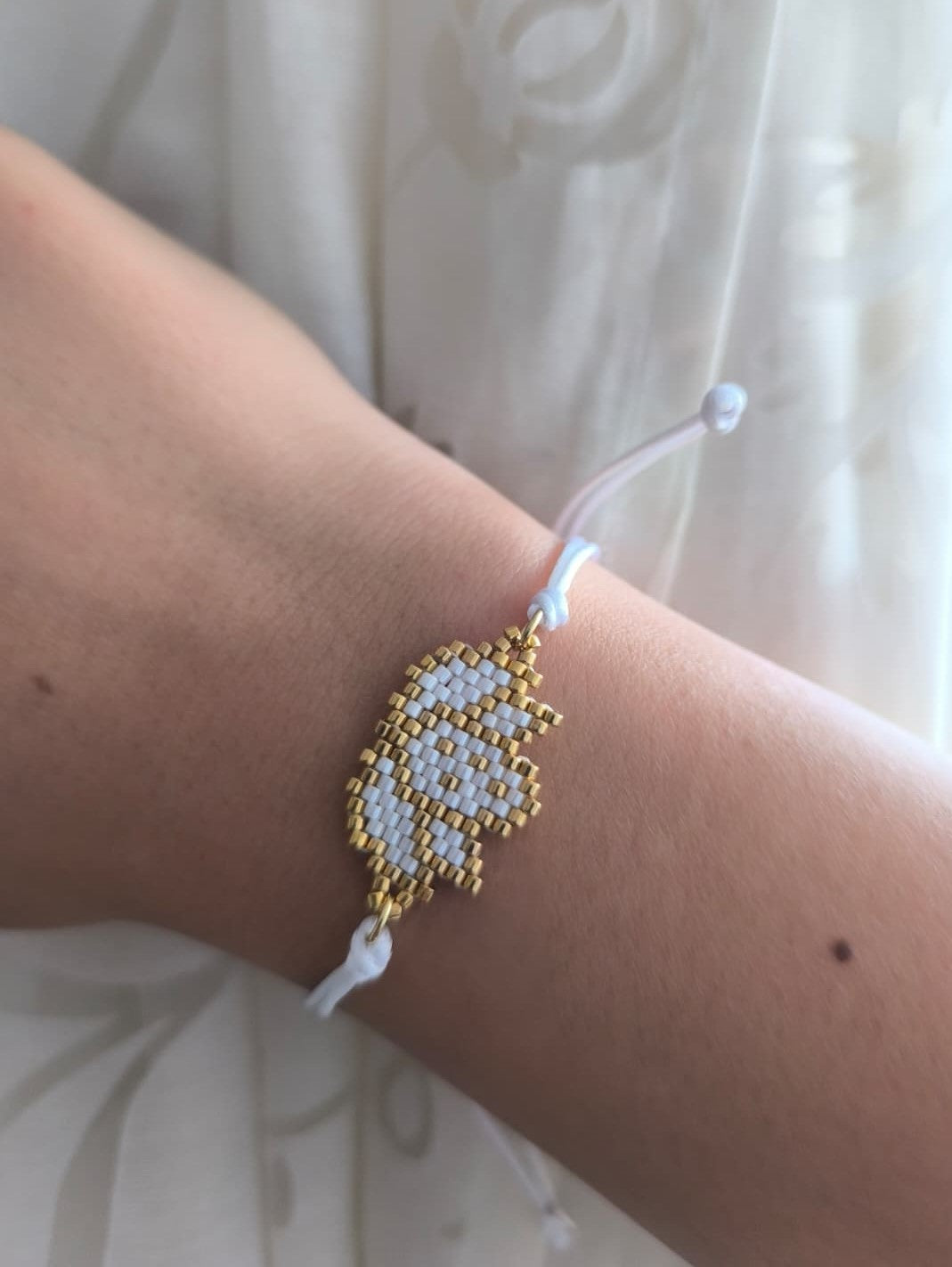 Bratara reglabila floare de lotus Miyuki alb si auriu – snur alb