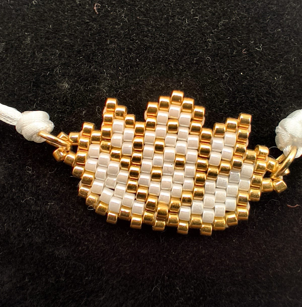 Bratara reglabila floare de lotus Miyuki alb si auriu – snur alb