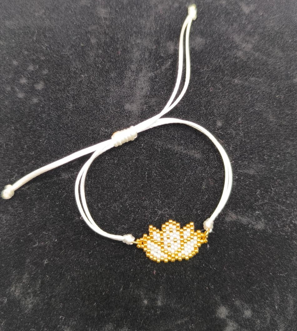 Bratara reglabila floare de lotus Miyuki alb si auriu – snur alb