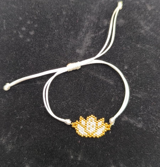 Bratara reglabila floare de lotus Miyuki alb si auriu – snur alb