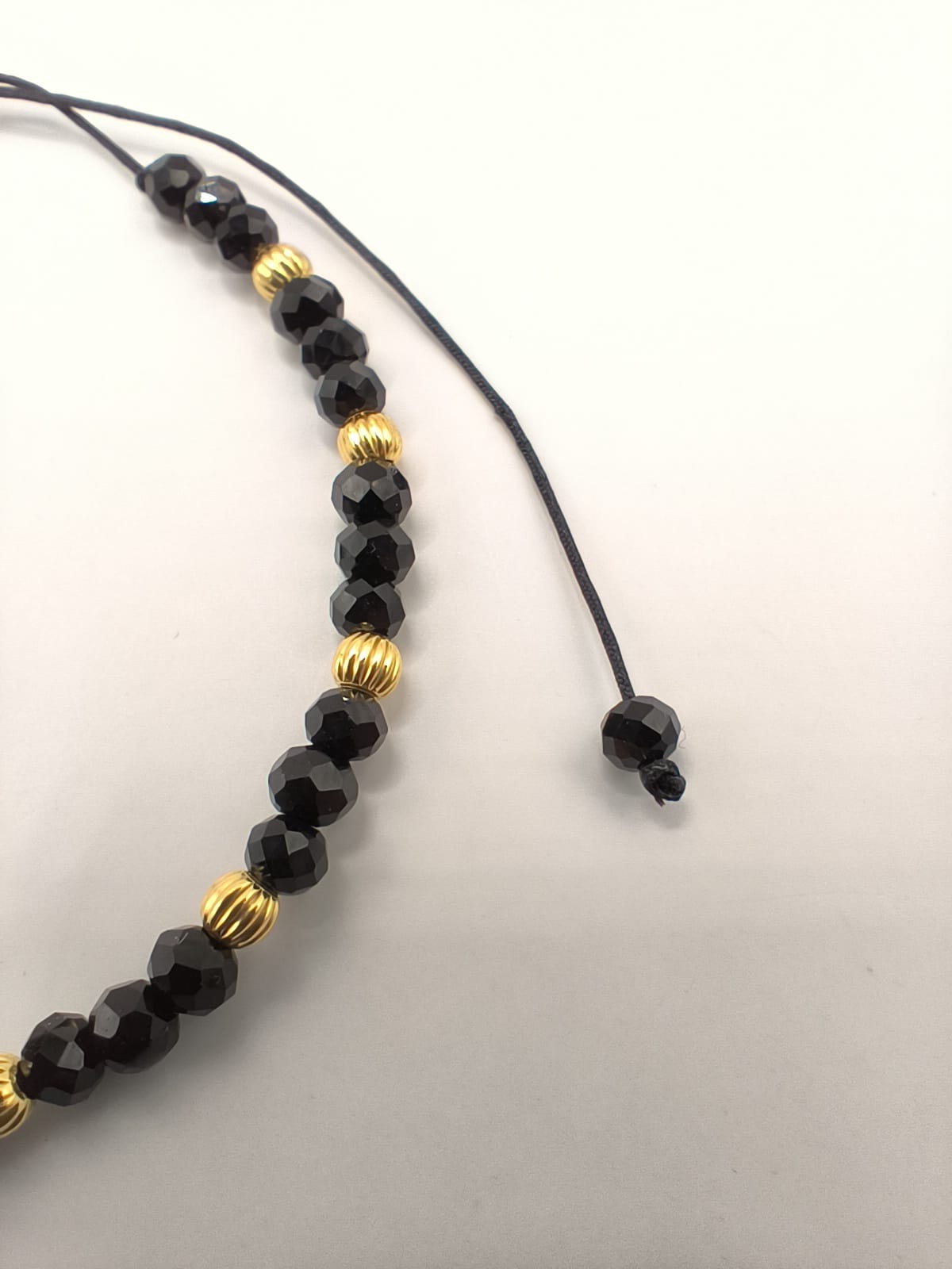 Bratara reglabila Black & Gold –margele negre cu margele din argint placate cu aur pe snur negru