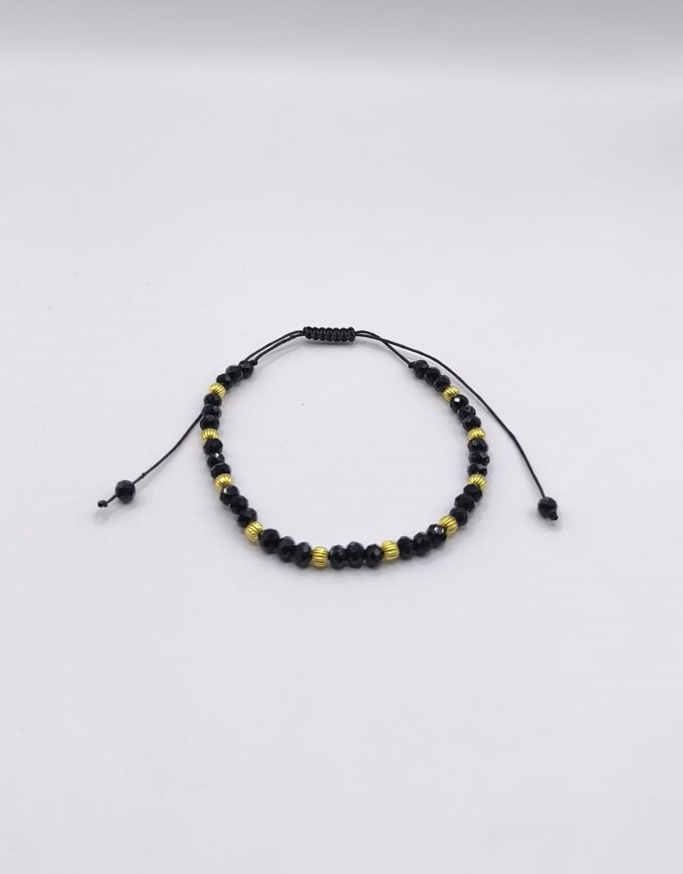 Bratara reglabila Black & Gold –margele negre cu margele din argint placate cu aur pe snur negru