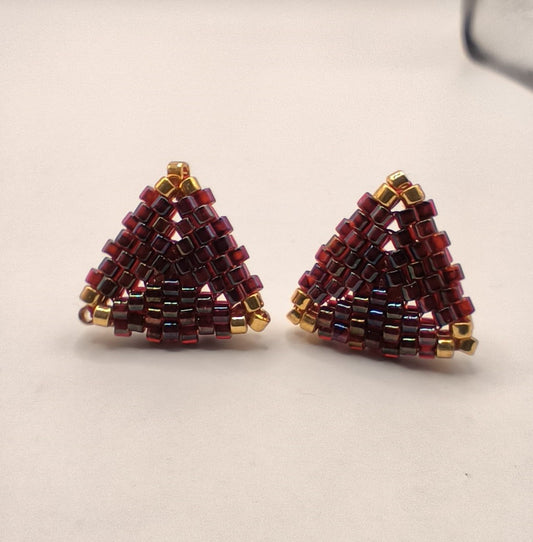 Cercei triunghi Miyuki visiniu – accente aurii