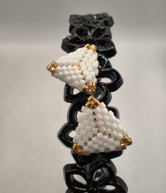 Cercei triunghi Miyuki alb – accente aurii